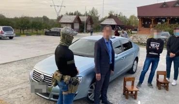 1500 доларів США за нестворення перешкод при розмитненні вантажів – ДБР затримало начальника відділу митного оформлення